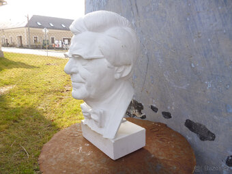 Sochařská busta houslisty Josefa Suka - 15