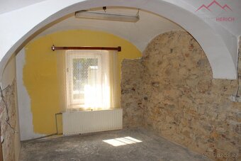 Nabízíme Vám k prodeji rodinný dům se 2 bytovými jednotkami, - 15