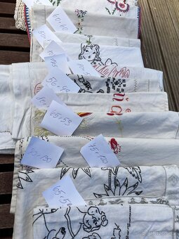 Staré vyšívané ubrusy, háčkované dečky a gobelínový přehoz - 15