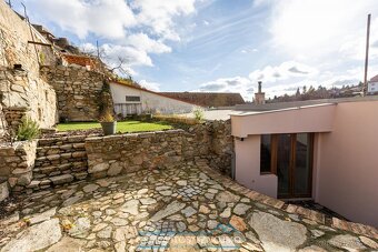 Prodej domu se 3 apartmány, útulným dvorkem, a na skvělé adr - 15