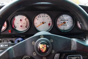 Porsche 911 Carrera 3.2 - 15