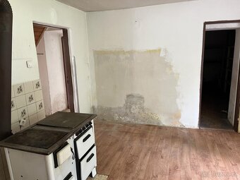 Prodej prostorného rodinného domu s dílnou - 15