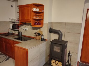 Kompletně vybavený apartmán se zahradou a parkováním - 15