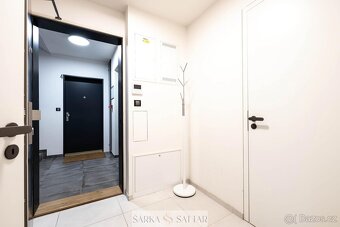 Pronájem prostorného, světlého 2+kk 56m2, terasa 10m2, garáž - 15