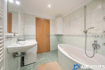 Prostorný byt v rodinném domě se zahradou - 15