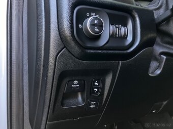 Dodge Ram 1500 5.7 V8 HEMI - 4x4 - RAM BOXY - NEBOURANÝ - 15
