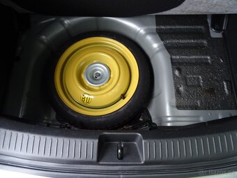 Mazda 2 1,4i 16V 55kW klimatizace, servis jen Mazda - 15
