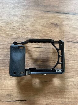 Sony A6400 + 2 objektivy + příslušenství – VÝBORNÝ stav - 15