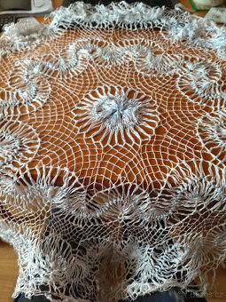 dečka ,pohovka, háčkovaný ubrus, dečky,přehoz na pohovku - 15