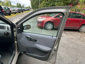 Fiat Punto 1,2i 8V 44kW, klima, r.v. 2005 - 15