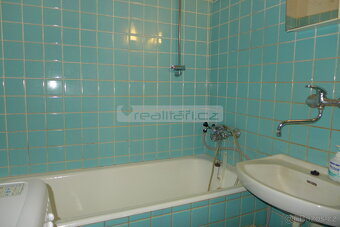 Prodej prostorného cihlového bytu 3+1 s balkonem a zahradou - 15