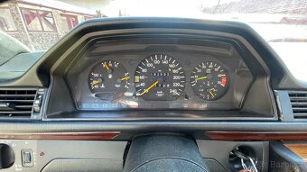 Mercedes-Benz 300 CE (1990) v perfektním stavu - 15