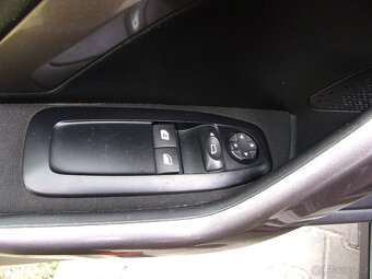 Peugeot 2008 1.2 VTi,navigace,1.majitel,serviskní kniha,TOP - 15