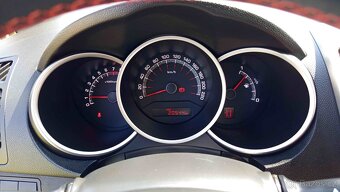 KIA VENGA 1,4 CVVT; 90Ps; najeto pouze 20.600km - 15