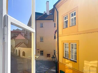 Prodej dvou bytů v jednom – 127 m2 v centru u Karlova mostu, - 15