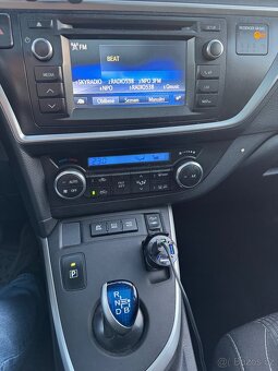 Toyota Auris hybrid - 15