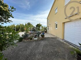 Prodej rodinného domu s terasou a venkovní kuchyní (220 m2), - 15