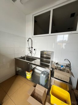 Kompletní vybavení kuchyně, výdeje a jídelny. - 15