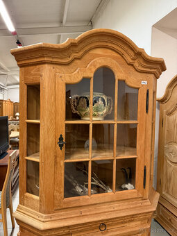 Rohová dubová prosklená vitrina- komplet masív - 15