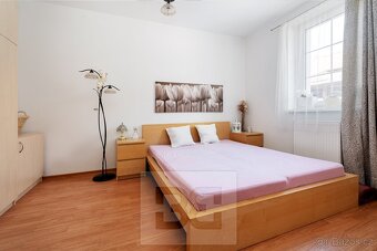 Prostorný rodinný dům 6+kk s bazénem a výhledem na zámecký p - 15