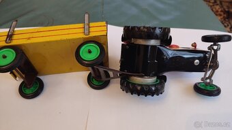 Plechová hračka traktor - 15