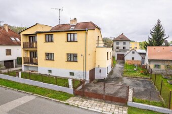 Prodej prostorného rodinného domu s dvěma byty a zahradou - 15