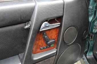 Mercedes-Benz SL 500 V8 Hardtop z roku 1989 - 15