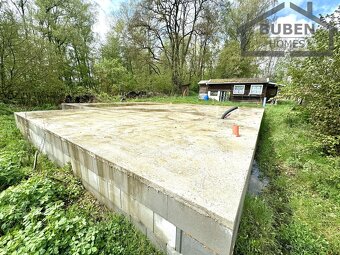 Pozemek se základovou deskou a stavebním souhlasem určený k  - 15