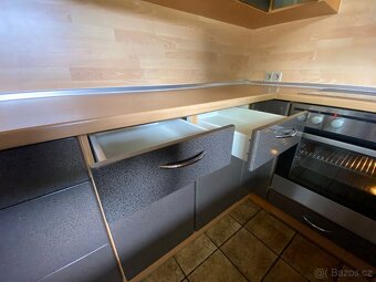 Moderní kuchyňská linka se spotřebiči - 15