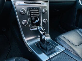 Volvo XC60 2.4D5 4x4 AUT SUMMUM FACELIFT TAŽNÉ SERVISKA - 15