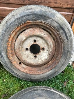 Prodám 6 ks kol s pneumatikami 5.90–15 pro starší vozy Škoda - 15