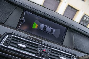 BMW Rad 7 730d čierna - 15