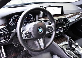BMW Řada 5 M550d XD HUD B&W MASAŽ PANO - 15