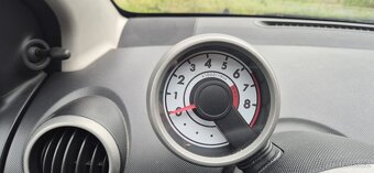Peugeot 107 1.0 benzín r.v. 2009 - 15