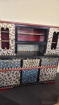 Ručně zdobený mozaikový kredenc – originální designový kus - 15