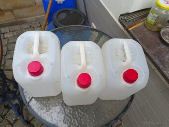 Kanystry plast 20Ltr. Bílé a modré za 60Kč, 15Ltr. 50Kč. PM - 15