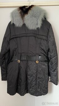 Zimní kabát s kožešinovým límcem - 15