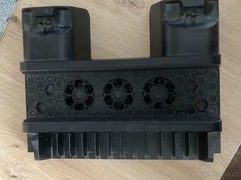 ZAMLUVENONabízím k prodeji své 2 ovladače DualShock pro PS 4 - 15