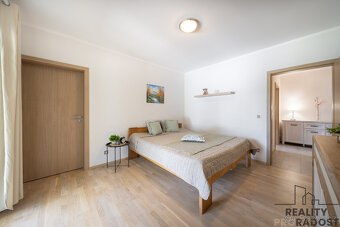 Prostorný rodinný dům 5+kk s velkou zahradou a bazénem na kr - 15