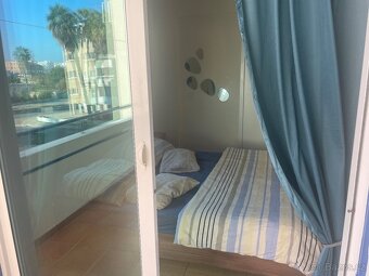 KYPR - LARNAKA, byt 3+1 s terasou, bazénem a park. stáním - 15