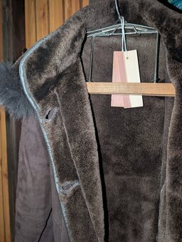 Elegantní kožich s odepínací kapucí - 15