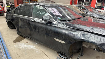 BMW 7 F01 interiér, sedačky s TV - 15