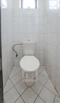 Prodej prostorného rodinného domu se zahradou a stodolou se  - 15