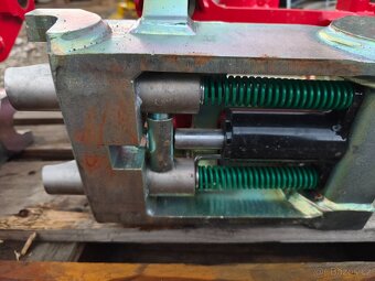 Naklápěcí rychloupínák pro 2-3t bagr - 15