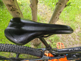 Zánovní našlapané karbonové full 29" kolo TREK, rám 17"(M) - 15