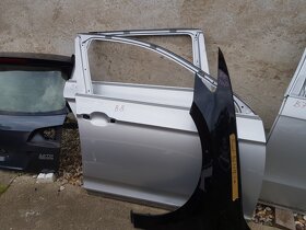 VW Passat B8 , kapota lampy blatníky  výztuha pravé světlo - 15