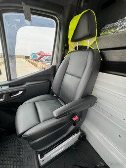 Mercedes-Benz Sprinter - odťahový špeciál so spaním a príves - 15