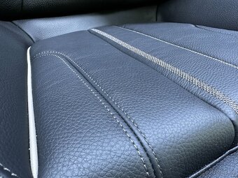 BMW 5 G30 LCI M-Paket kuzeny interier sedacky - 15