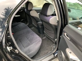 Honda Civic 1.4 i    8g - 15