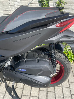 Honda Forza 125 r.v. 2024 najeto pouze 1600Km - 15